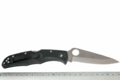 Spyderco Endura 4 C10SBK Serrated Couteau De Poche -Couteaux Soldes Boutique SP C10SBK 05 spyderco endura gekarteld spc10sbk d5